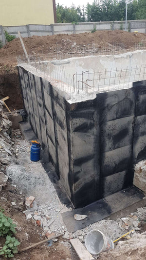 Démoulage des murs périphériques du sous-sol et imperméabilisation pour le projet de halle de 240 mètres carrés thumbnail