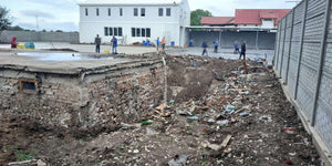 Démolition pour la consolidation du sous-sol existant de la construction de la halle de 240 mètres carrés thumbnail