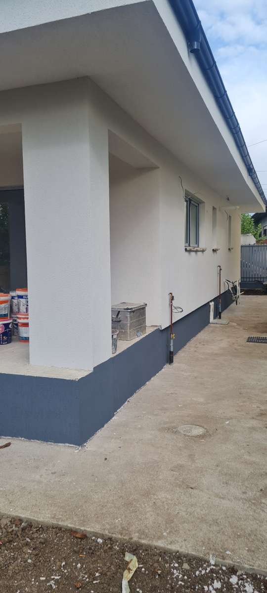 detaliu colt soclu terasa acoperita finisat cu tencuiala decorativa