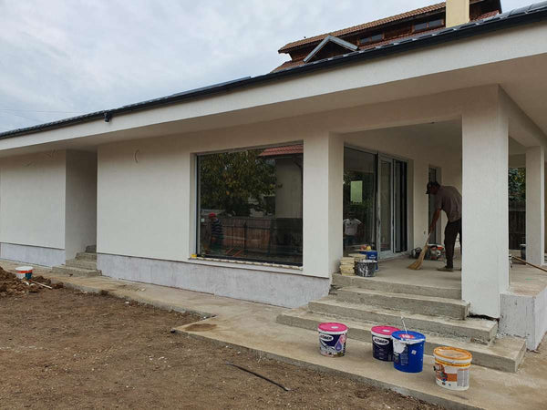 Detaliu finisaj exterior tencuiala siliconata casa metalica