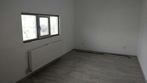 Detaliu montaj parchet laminat in dormitor thumbnail