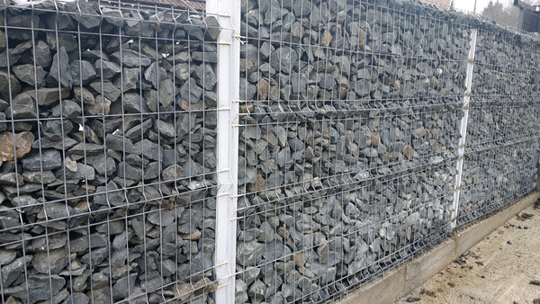 detaliu piatra concasata gard cu plase metalice