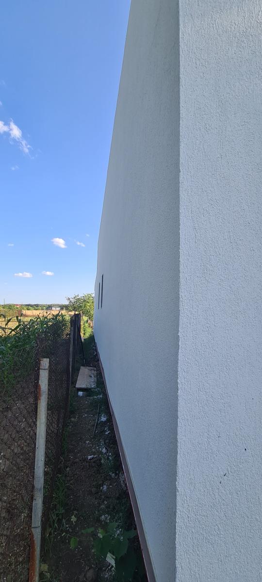 Detaliu textura tencuiala decorativa aplicata pe fatada constructie rezidentiala