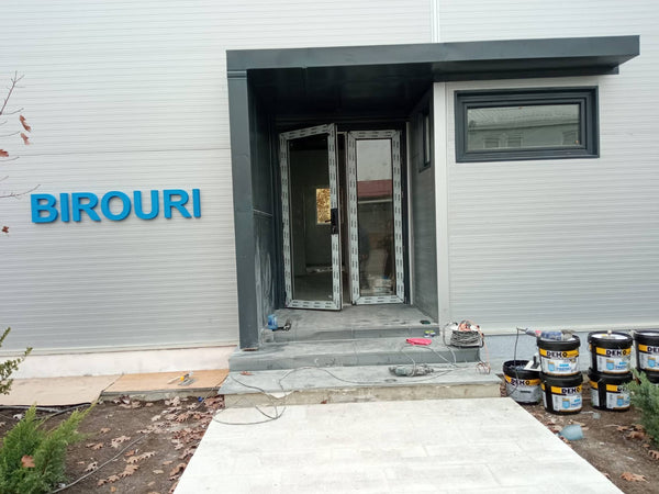 Detaliu usa intrare termopan montata pe fatada halei metalice