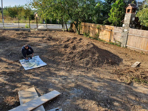 Nivellement de la cour par remplissage avec de la terre forestière et plantation de gazon thumbnail