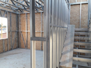 Construction d'un escalier métallique à deux rampes pour un projet de maison thumbnail