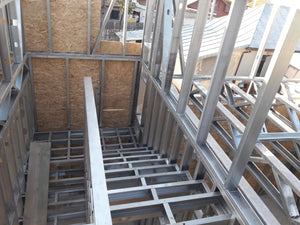 Construction d'un escalier métallique à deux rampes pour un projet de maison thumbnail