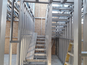 Construction d'un escalier métallique à deux rampes pour un projet de maison thumbnail