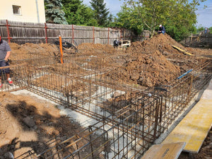 Construction et plantation d'armatures pour les poutres de fondation de la maison de plain-pied à Ghermanesti thumbnail