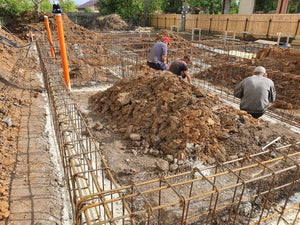 Construction et plantation d'armatures pour les poutres de fondation de la maison de plain-pied à Ghermanesti thumbnail