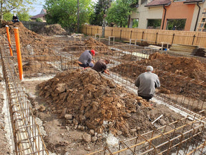 Construction et plantation d'armatures pour les poutres de fondation de la maison de plain-pied à Ghermanesti thumbnail