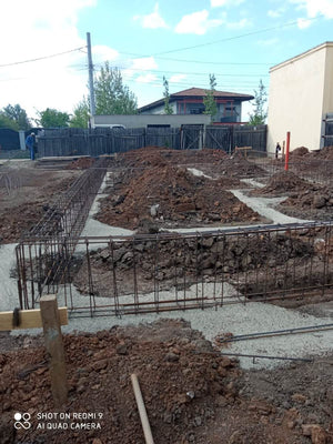Construction et plantation d'armatures pour les poutres de fondation de la maison de plain-pied à Ghermanesti thumbnail
