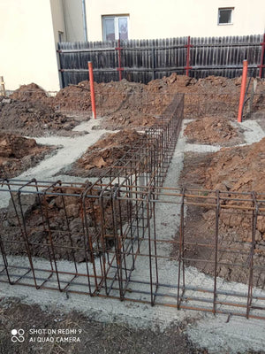 Construction et plantation d'armatures pour les poutres de fondation de la maison de plain-pied à Ghermanesti thumbnail