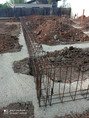 Construction et plantation d'armatures pour les poutres de fondation de la maison de plain-pied à Ghermanesti thumbnail