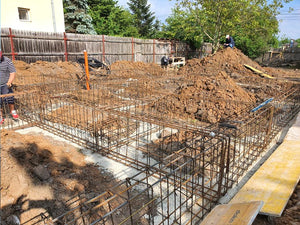 Construction et plantation d'armatures pour les poutres de fondation de la maison de plain-pied à Ghermanesti thumbnail