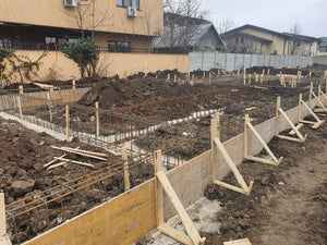 Construction et plantation d'armatures pour les poutres de fondation de la halle métallique de 480 mètres carrés thumbnail