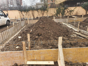 Construction et plantation d'armatures pour les poutres de fondation de la halle métallique de 480 mètres carrés thumbnail