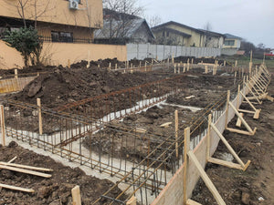 Construction et plantation d'armatures pour les poutres de fondation de la halle métallique de 480 mètres carrés thumbnail