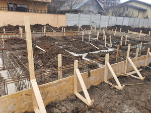Construction et plantation d'armatures pour les poutres de fondation de la halle métallique de 480 mètres carrés thumbnail