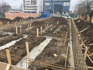 Construction et plantation d'armatures pour les poutres de fondation de la halle métallique de 480 mètres carrés thumbnail