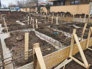 Construction et plantation d'armatures pour les poutres de fondation de la halle métallique de 480 mètres carrés thumbnail
