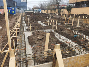 Construction et plantation d'armatures pour les poutres de fondation de la halle métallique de 480 mètres carrés thumbnail