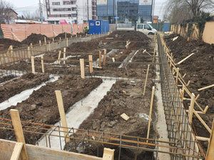 Construction et plantation d'armatures pour les poutres de fondation de la halle métallique de 480 mètres carrés thumbnail