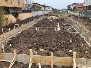 Construction et plantation d'armatures pour les poutres de fondation de la halle métallique de 480 mètres carrés thumbnail