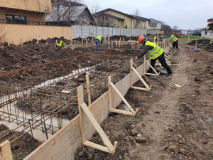 Construction et plantation d'armatures pour les poutres de fondation de la halle métallique de 480 mètres carrés thumbnail