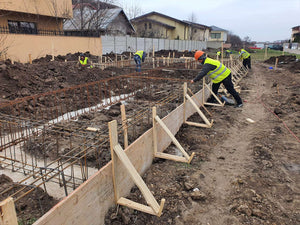 Construction et plantation d'armatures pour les poutres de fondation de la halle métallique de 480 mètres carrés thumbnail