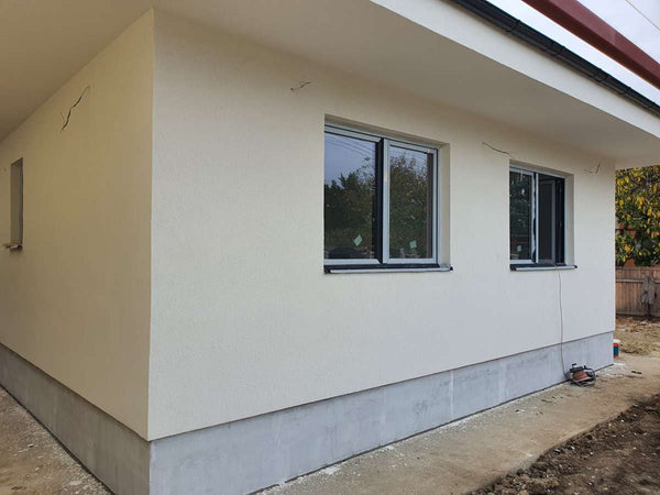 Fatada finalizata cu tencuiala structurata tip scoarta de copac