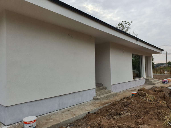 Fatada laterala finalizata cu tencuiala decorativa rezistenta la umiditate