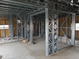 Construction des façades et du toit pour le projet de maison en métal de 260 mètres carrés thumbnail