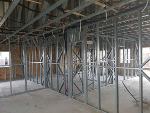 Construction des façades et du toit pour le projet de maison en métal de 260 mètres carrés thumbnail