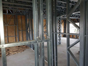 Construction des façades et du toit pour le projet de maison en métal de 260 mètres carrés thumbnail
