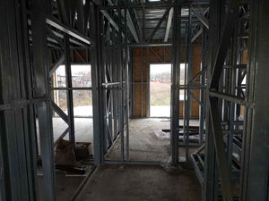 Construction des façades et du toit pour le projet de maison en métal de 260 mètres carrés thumbnail