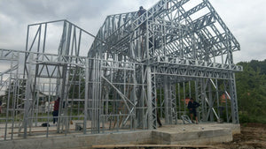 Finalisation du montage de la structure métallique pour le projet de maison à Saftica thumbnail