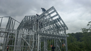 Finalisation du montage de la structure métallique pour le projet de maison à Saftica thumbnail