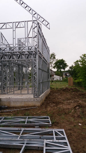 Finalisation du montage de la structure métallique pour le projet de maison à Saftica thumbnail