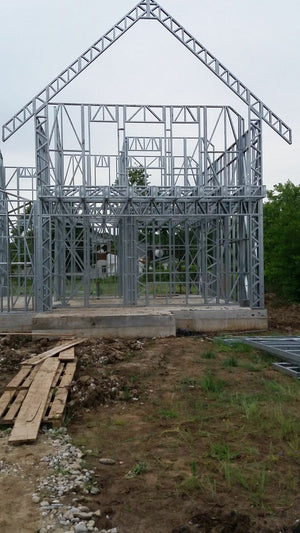 Finalisation du montage de la structure métallique pour le projet de maison à Saftica thumbnail