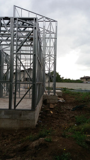 Finalisation du montage de la structure métallique pour le projet de maison à Saftica thumbnail