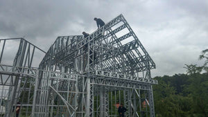 Finalisation du montage de la structure métallique pour le projet de maison à Saftica thumbnail