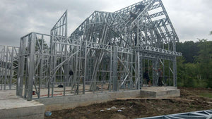 Finalisation du montage de la structure métallique pour le projet de maison à Saftica thumbnail