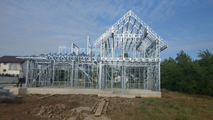 Finalisation du montage de la structure métallique pour le projet de maison à Saftica thumbnail