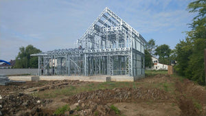 Finalisation du montage de la structure métallique pour le projet de maison à Saftica thumbnail