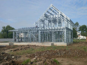 Finalisation du montage de la structure métallique pour le projet de maison à Saftica thumbnail