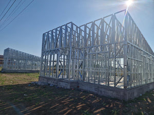 Achèvement de la structure métallique pour deux maisons de plain-pied dans la commune de Berceni thumbnail