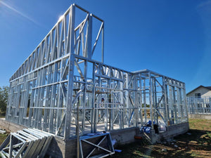 Achèvement de la structure métallique pour deux maisons de plain-pied dans la commune de Berceni thumbnail