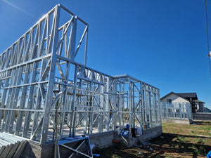 Achèvement de la structure métallique pour deux maisons de plain-pied dans la commune de Berceni thumbnail