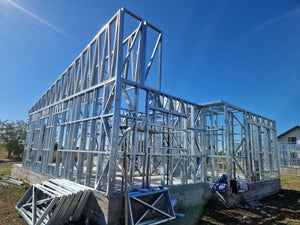 Achèvement de la structure métallique pour deux maisons de plain-pied dans la commune de Berceni thumbnail